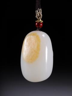 和田玉弥勒佛玉坠,尺寸:4.3×2.8×2.3厘米,重量53克